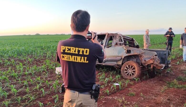 Mulher morre e motorista fica ferido após capotamento em estrada vicinal