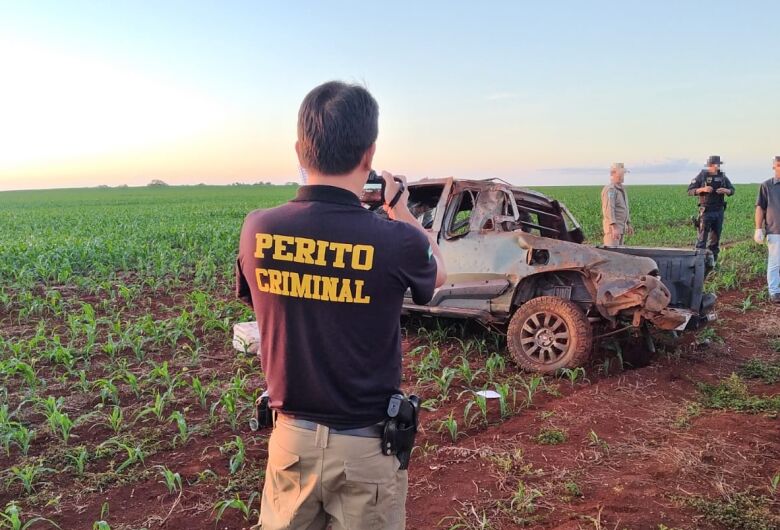 Mulher morre e motorista fica ferido após capotamento em estrada vicinal