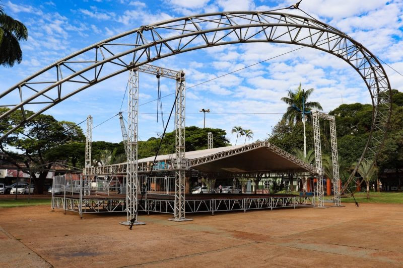 Estrutura para o 1º Festop é montada na Praça Antônio João