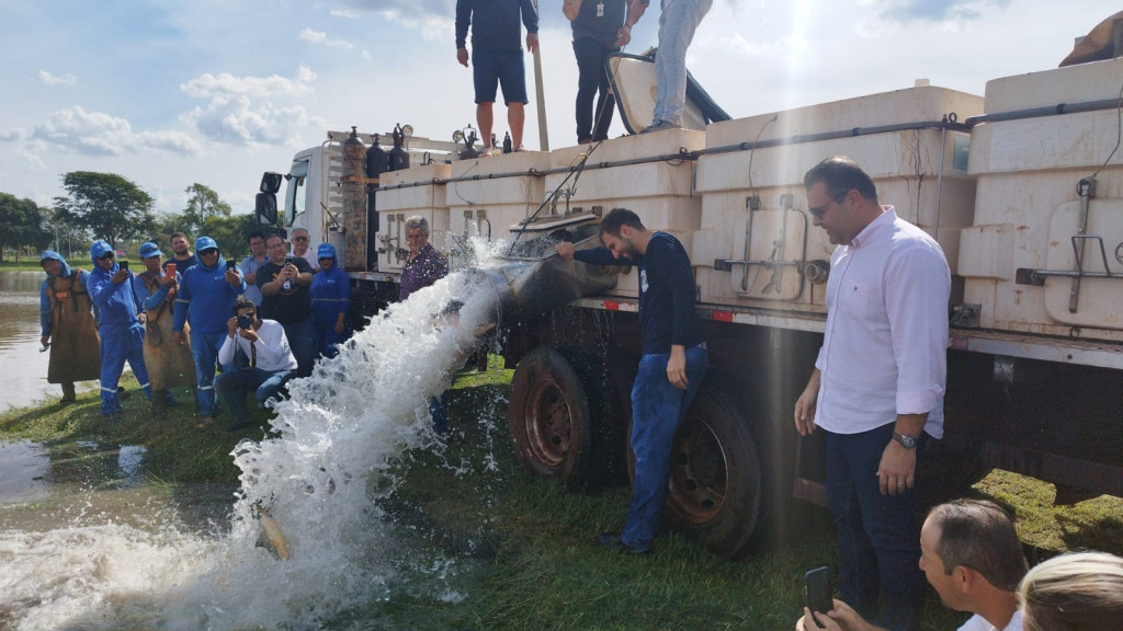 Começou: Três toneladas de peixes são soltas no Parque do Lago