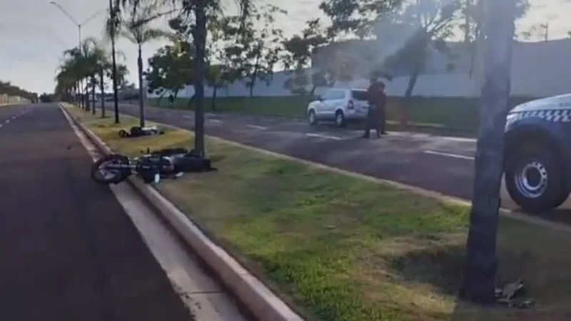 Motociclista morre ao colidir com coqueiro em avenida de condomínios de luxo em Dourados