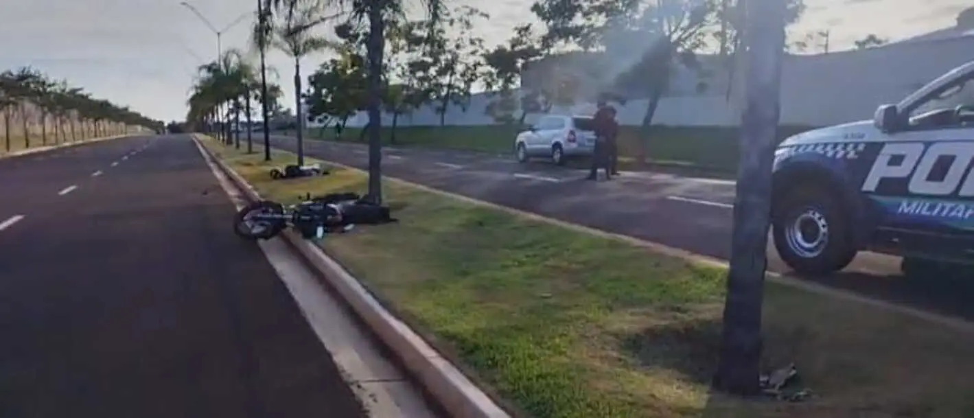 Motociclista morre ao colidir com coqueiro em avenida de condomínios de luxo em Dourados