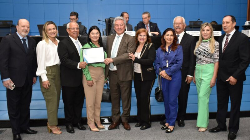 Deputado Roberto Hashioka entrega Moção de Congratulação ao presidente da Socipar