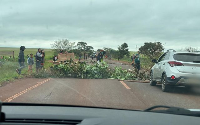 Vídeo: Indígenas bloqueiam rodovia que liga Dourados a Ponta Porã; outras podem ser interditadas