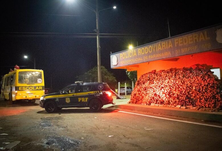 PRF apreende 2,7 toneladas de maconha em ônibus escolar