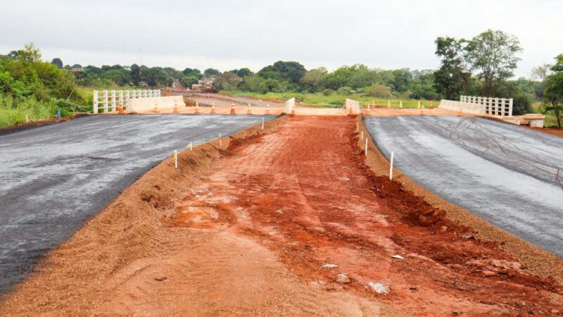 Construção de ponte e pavimentação de vias avançam no Vila Roma