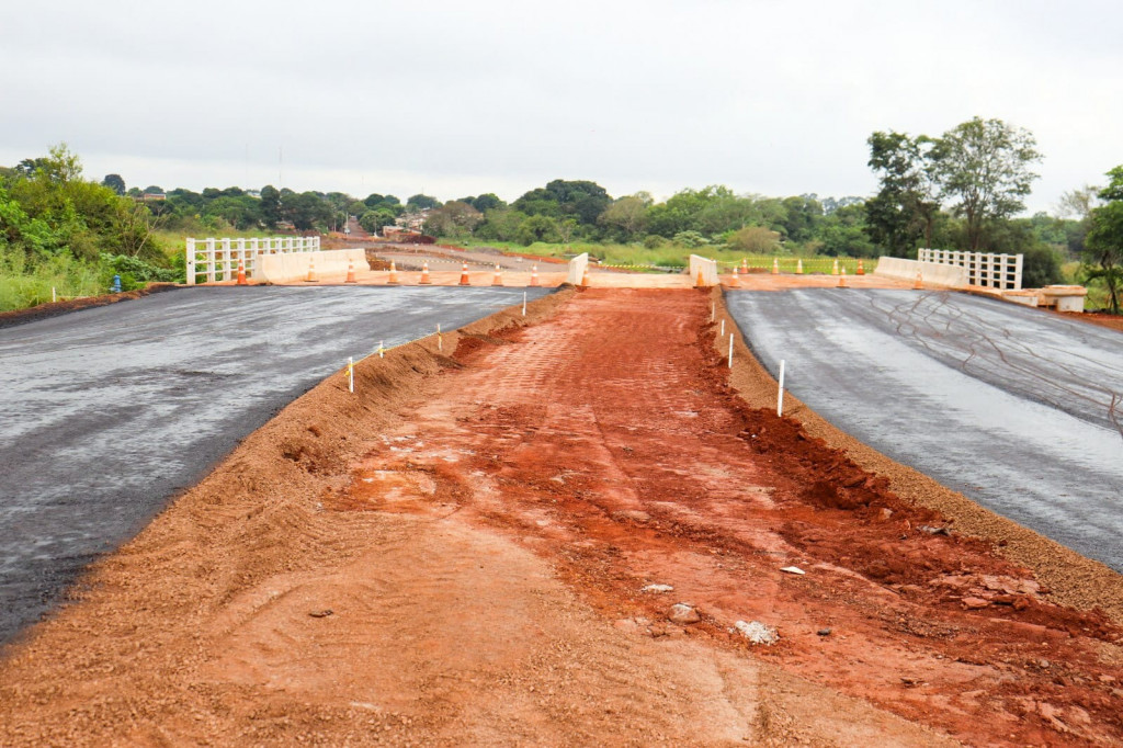 Construção de ponte e pavimentação de vias avançam no Vila Roma