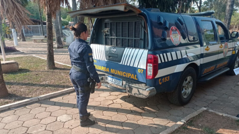 Jovens são flagrados consumindo drogas em praça; 1 foi presa