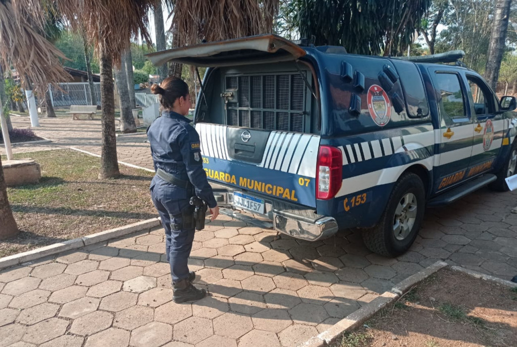 Jovens são flagrados consumindo drogas em praça; 1 foi presa