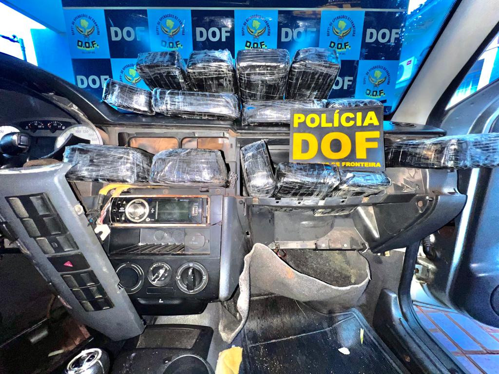 DOF apreende pasta base de cocaína em painel de carro em Dourados