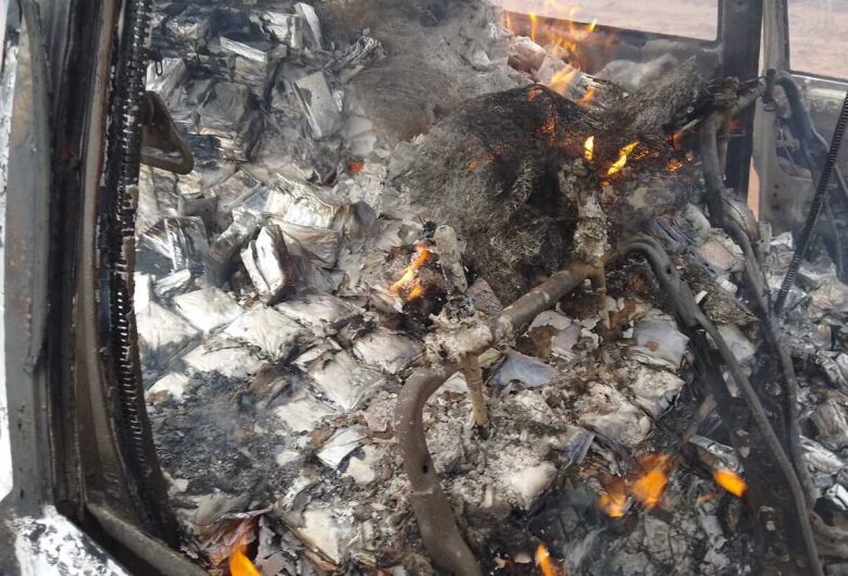 Carro carregado com caixas de cigarros é incendiado na fronteira