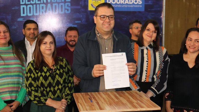 Prefeitura entrega três projetos voltados à Educação