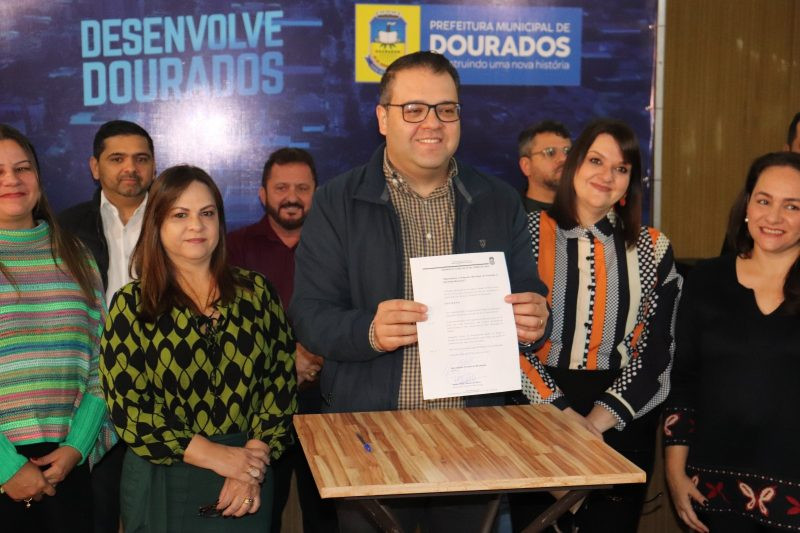 Prefeitura entrega três projetos voltados à Educação