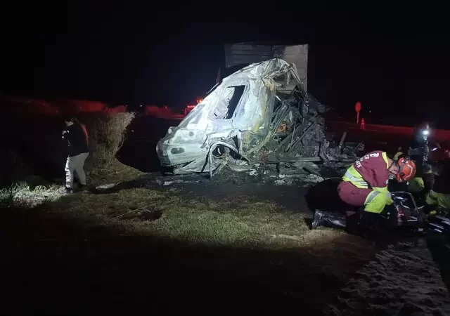 Duas pessoas morrem carbonizadas em acidente entre carretas
