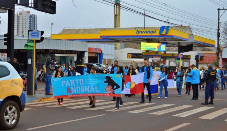 Marcha busca conscientizar população sobre violência contra mulheres e crianças