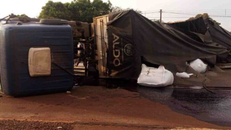 Pista fica tomada por combustível após carreta tombar na BR-163 em Dourados