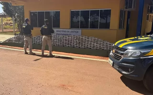 PRF aborda caminhão com problema na iluminação e encontra 431 kg de cocaína