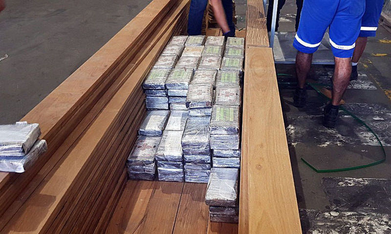 PF mira quadrilha que enviava cocaína ao exterior em carga de madeira