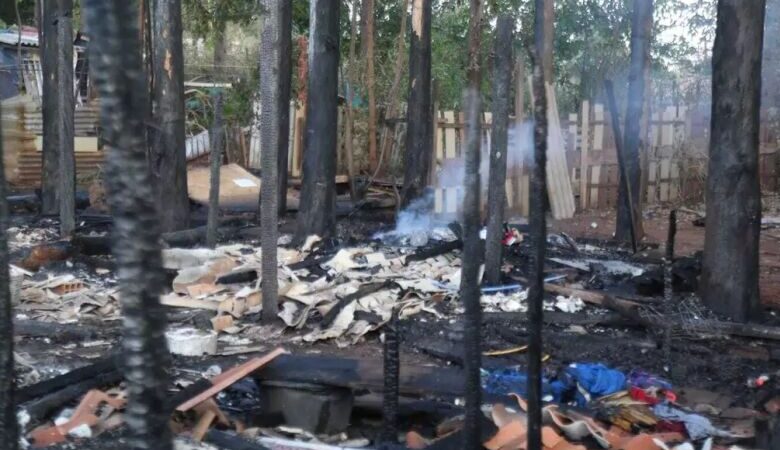 Botijão de gás explode e deixa três barracos destruídos em favela na Capital