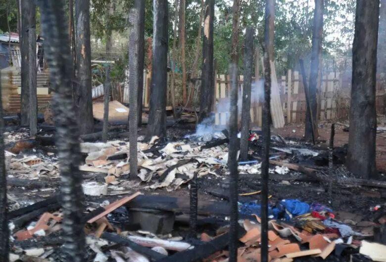 Botijão de gás explode e deixa três barracos destruídos em favela na Capital