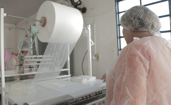 Produção de absorventes cresce e leva dignidade menstrual às alunas da rede pública