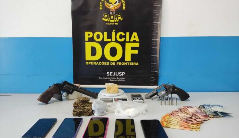 Ao estourar ‘boca’, polícia apreende duas armas de fogo e prende quatro pessoas