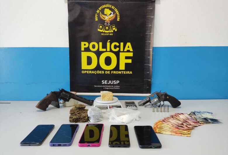 Ao estourar ‘boca’, polícia apreende duas armas de fogo e prende quatro pessoas