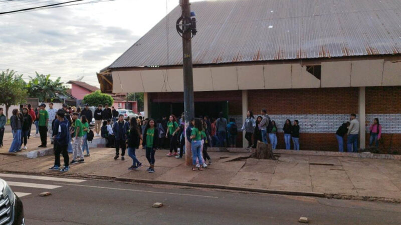 Alunos da Escola Vilmar protestam por local melhor para estudar