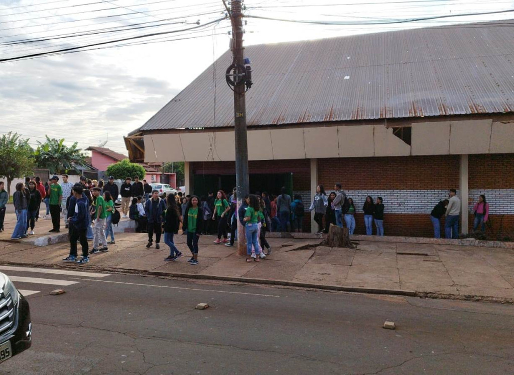 Alunos da Escola Vilmar protestam por local melhor para estudar