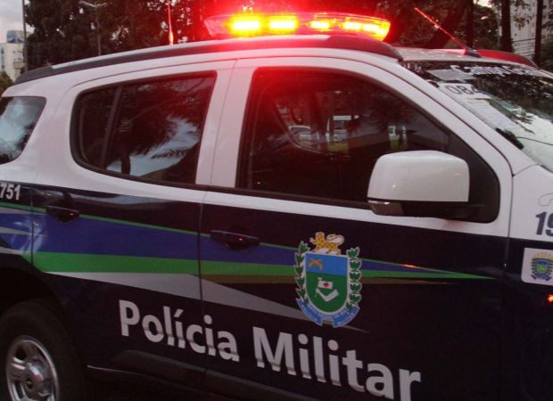 Polícia Militar resgata crianças abandonadas por casal em terreno baldio em Dourados