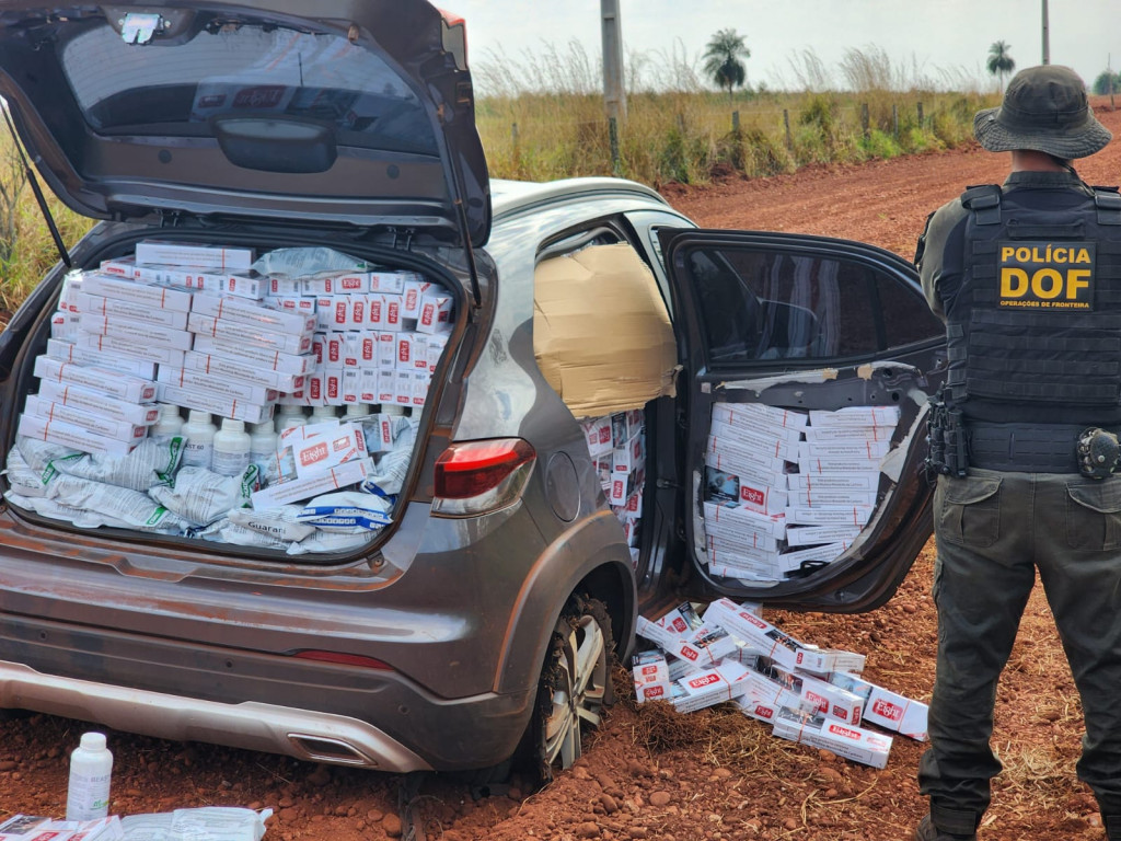 DOF apreende carro abarrotado com cigarros e defensivos agrícolas