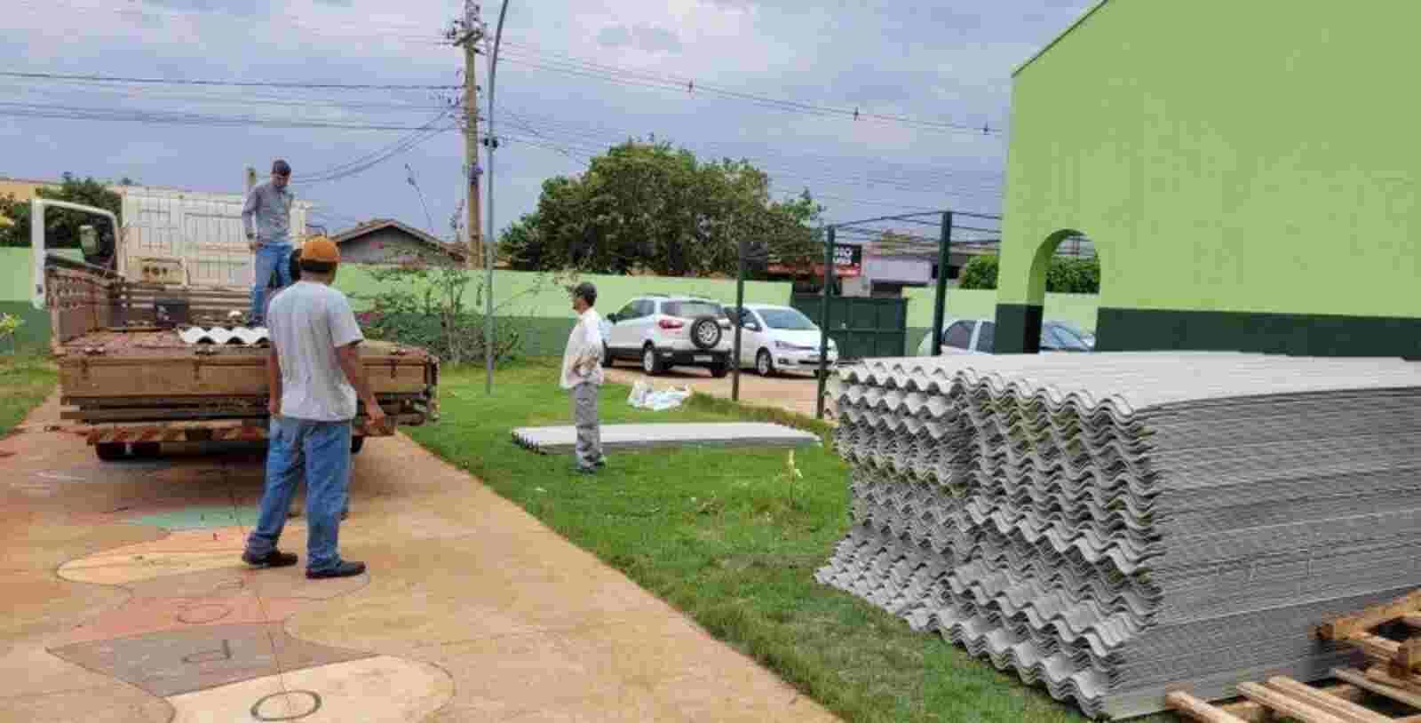 Defesa Civil estadual entrega telhas para atender famílias atingidas por tempestade em Dourados