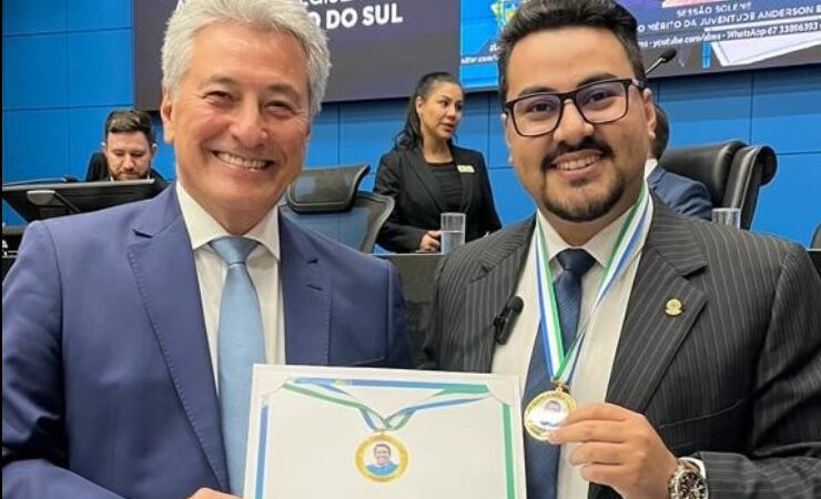 Hashioka entrega medalha do mérito a secretário nacional de juventude do União Brasil