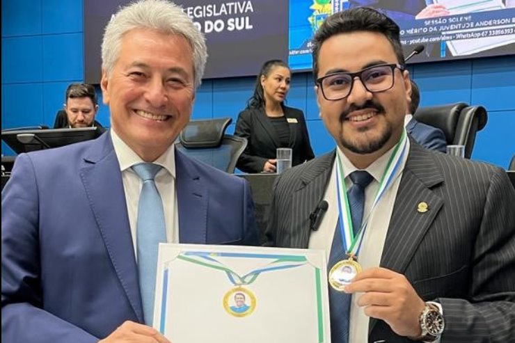 Hashioka entrega medalha do mérito a secretário nacional de juventude do União Brasil