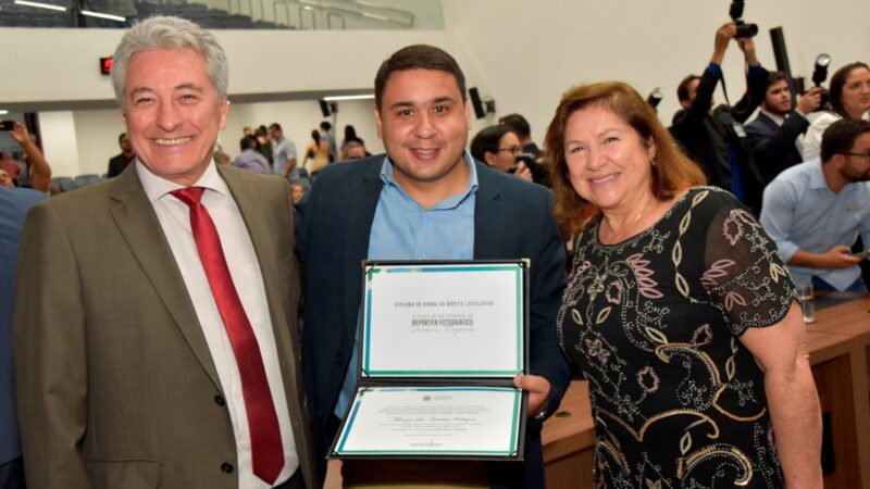 Deputado Roberto Hashioka homenageia fotógrafo de Nova Andradina em sessão solene