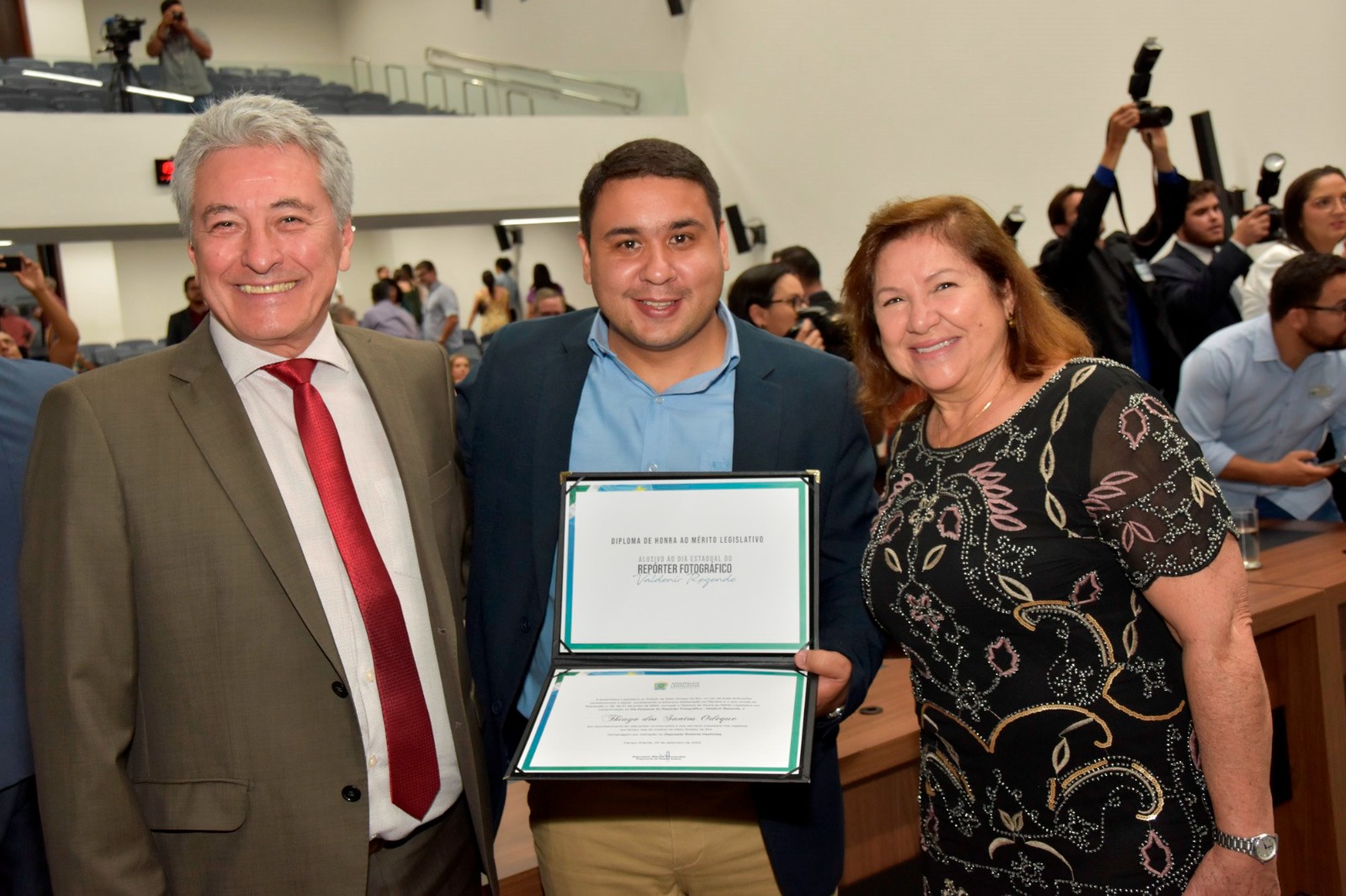 Deputado Roberto Hashioka homenageia fotógrafo de Nova Andradina em sessão solene