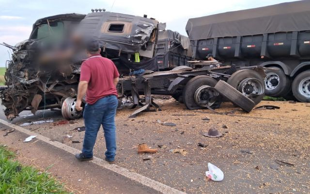 Acidente envolvendo carretas mata motorista e deixa outro ferido entre Ivinhema e Deodápolis