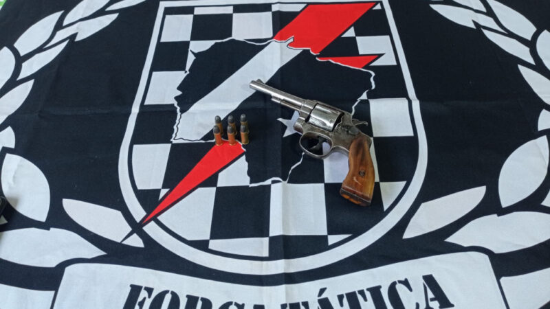 Jovem é preso com arma e munições e diz que era para se defender do PCC