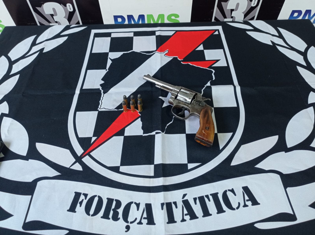 Jovem é preso com arma e munições e diz que era para se defender do PCC