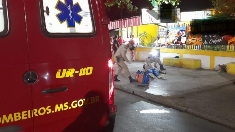 Rapaz é assassinado com 14 tiros na saída de boate por dupla em motocicleta em Corumbá