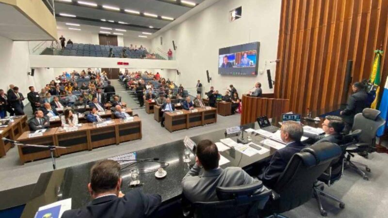 Deputados se reúnem com professores e devem votar reajuste dia 18 na Assembleia Legislativa