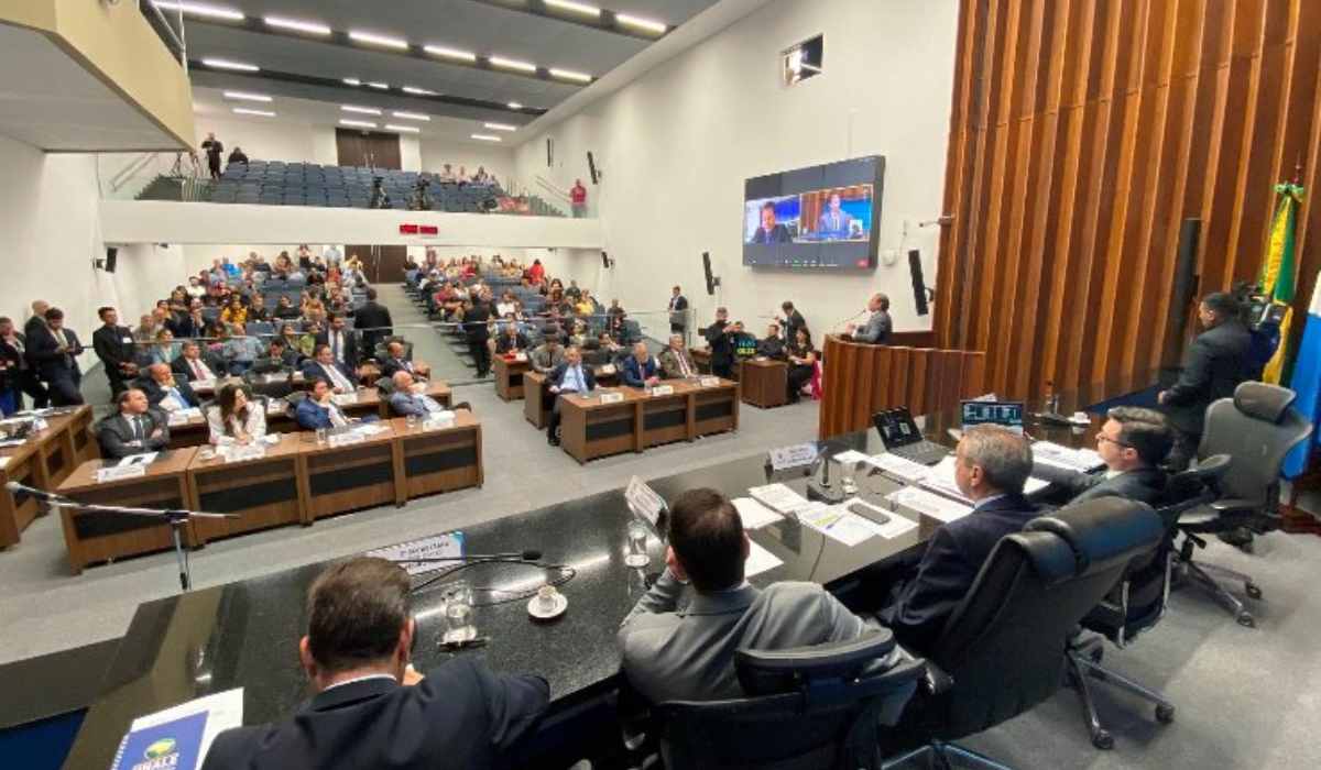 Deputados se reúnem com professores e devem votar reajuste dia 18 na Assembleia Legislativa