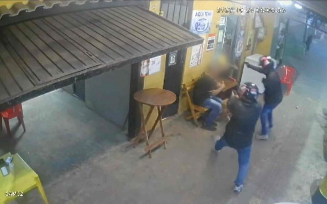 Pai e filho são executados por dupla em bar