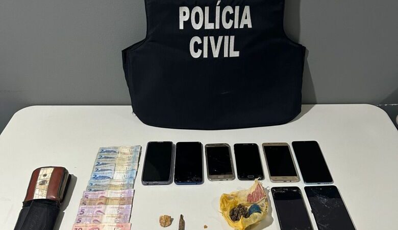 Jovem é preso por tráfico e polícia apreende celulares “penhorados” em boca de fumo