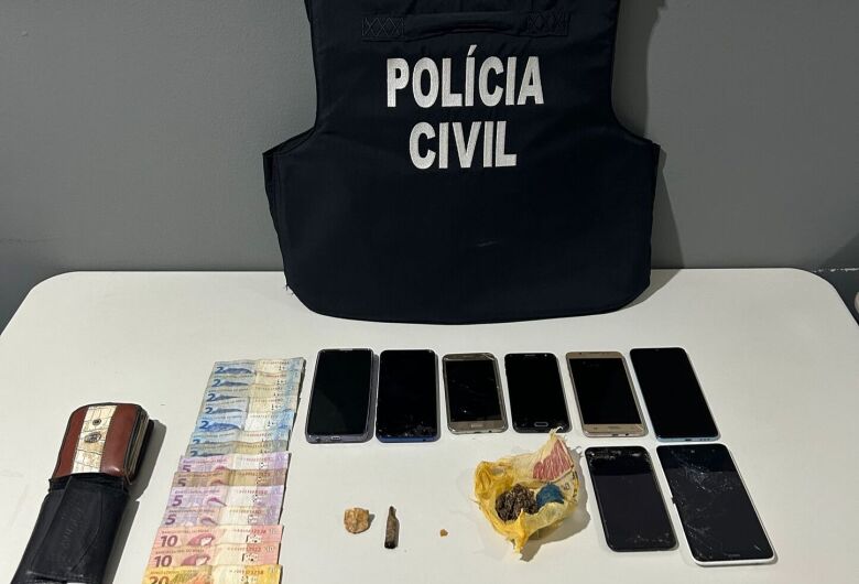 Jovem é preso por tráfico e polícia apreende celulares “penhorados” em boca de fumo