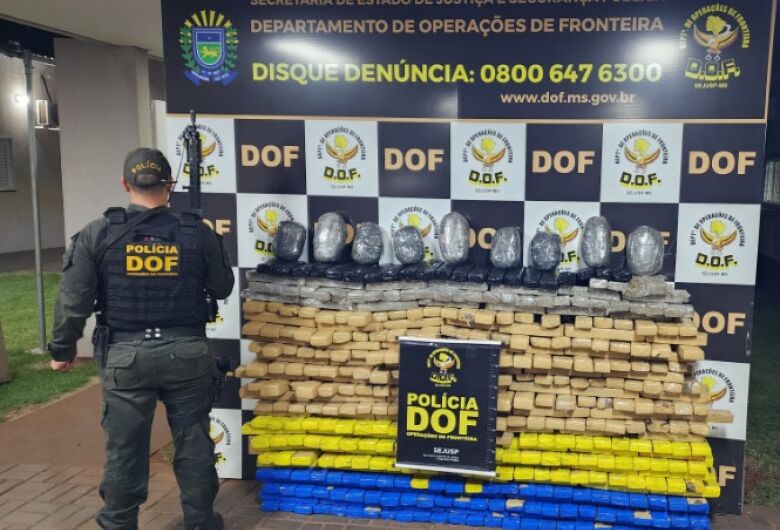 Polícia encontra quase meia tonelada de maconha em terreno baldio no Água Boa