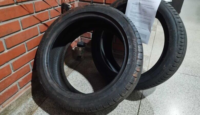 Homem é flagrado carregando pneus furtados durante a madrugada