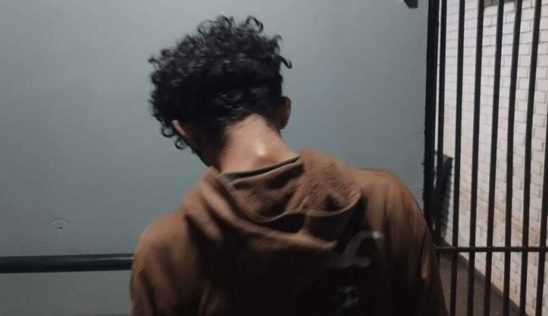 Jovem é detido por populares depois de destelhar casa e furtar vários objetos