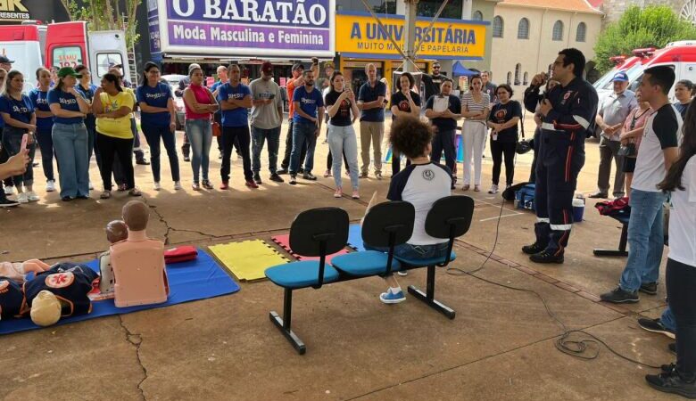 Samu promove capacitação de manobras de desengasgo e primeiros socorros na praça Antônio João