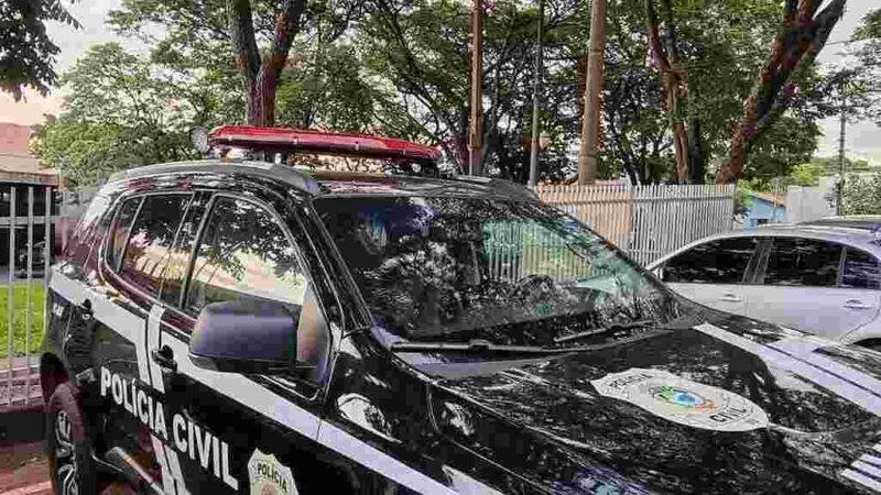 Motorista bêbado perde controle de Ford Ka e invade praça de Dourados